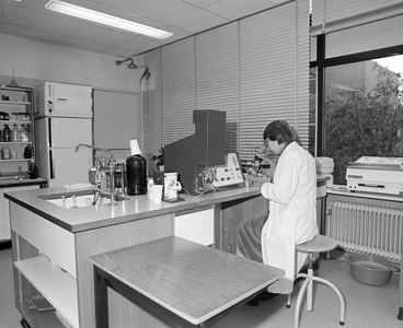 884536 Interieur van het verpleeghuis Albert van Koningsbruggen (Beneluxlaan 924) te Utrecht: het laboratorium met een ...